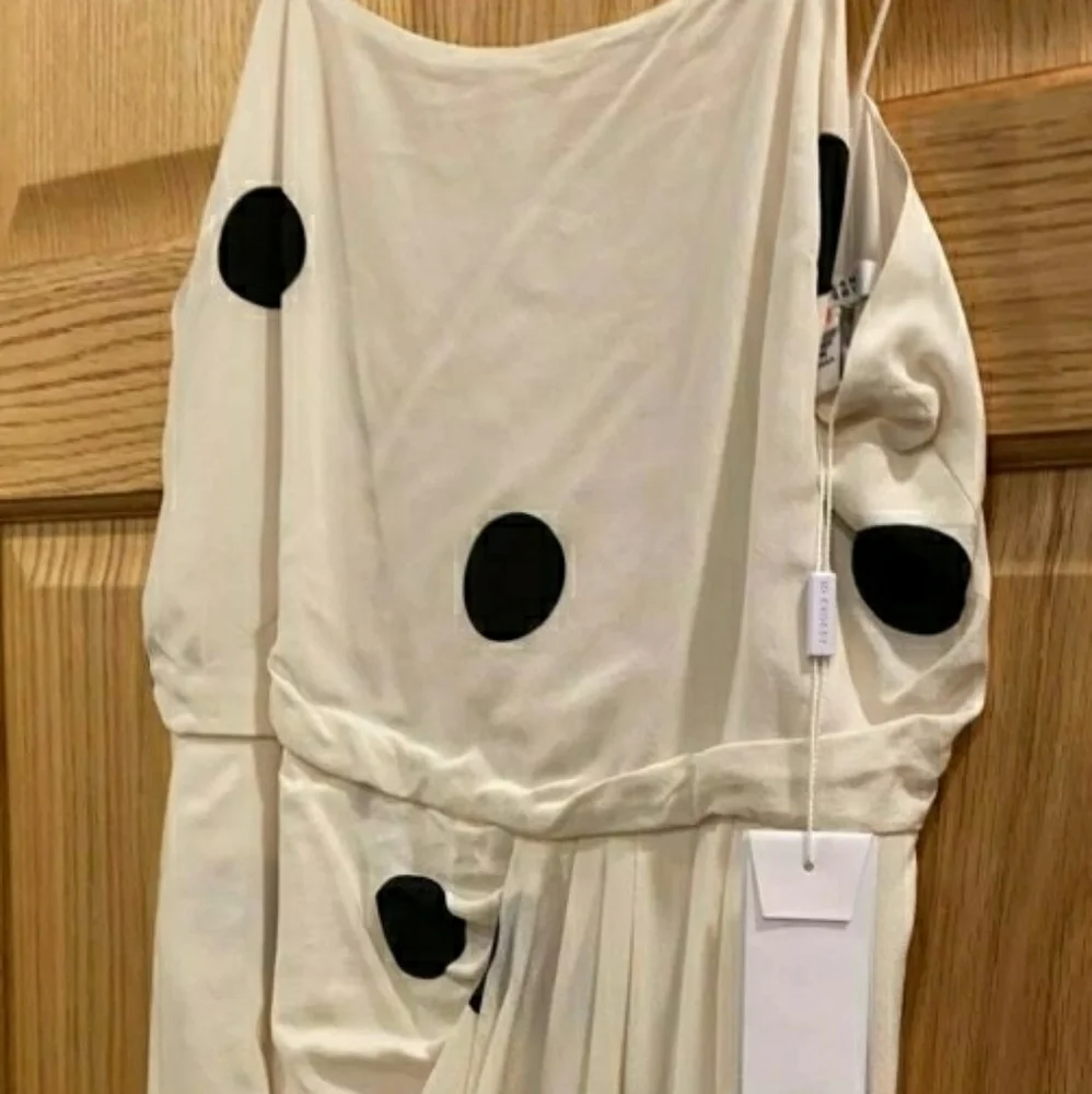 Dereh Crepe

Pleating at front

Polka-dot print - Picture 12 of 13